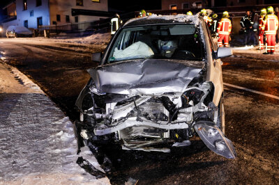 Mehrere PKW im Straßengraben gelandet: Unfälle nach Schnee und Glätte im Erzgebirge - Bei der Glätte kam es zu einem Unfall