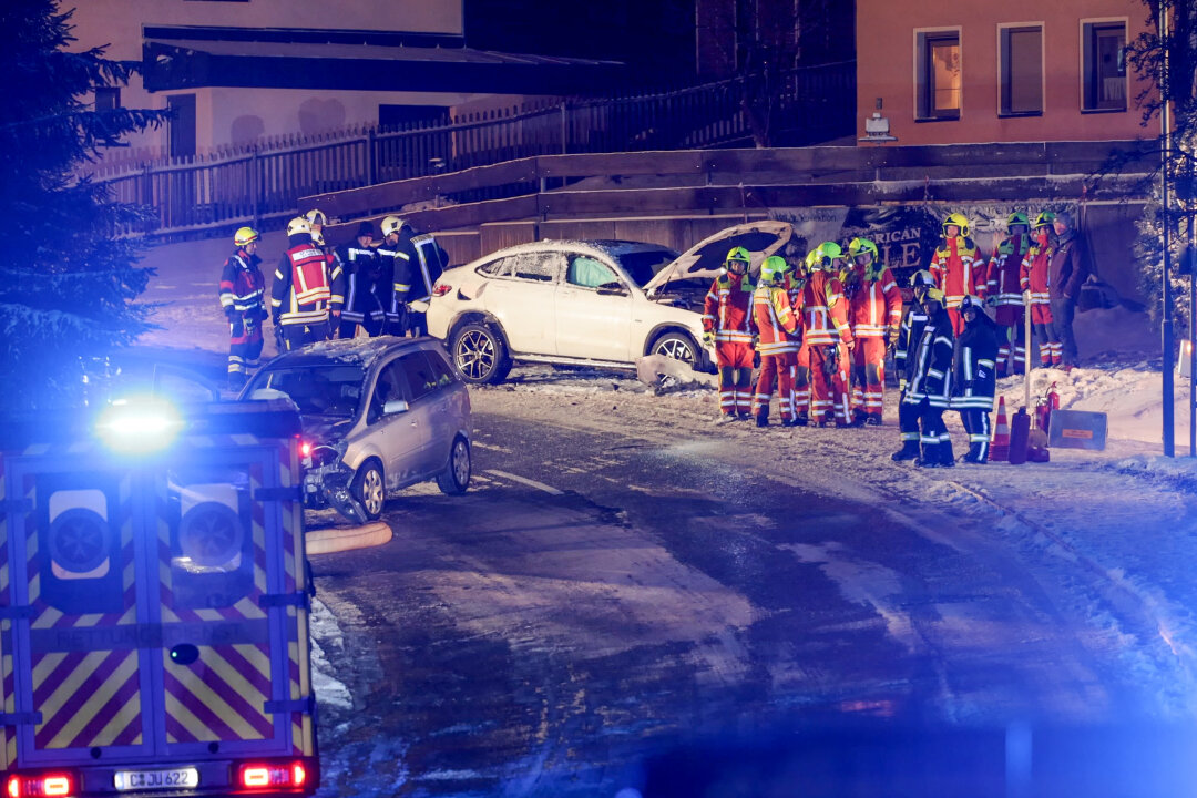 Mehrere PKW im Straßengraben und ein Unfall nach Schnee und Glätte auf der B95 - Vor Ort wurden auslaufende Betriebsmittel aufgenommen und die Batterien der Fahrzeuge abgeklemmt.