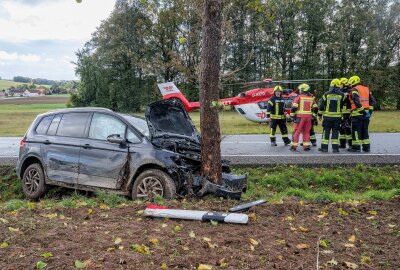 Mehrere schwer verletzte Personen nach Unfall auf sächsischer Staatsstraße: PKW kollidiert mit Baum - Schwerer Unfall mit mehreren Verletzten in Großhennersdorf. Foto: xcitepress