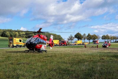 Mehrere schwer verletzte Personen nach Unfall auf sächsischer Staatsstraße: PKW kollidiert mit Baum - Schwerer Unfall mit mehreren Verletzten in Großhennersdorf. Foto: xcitepress