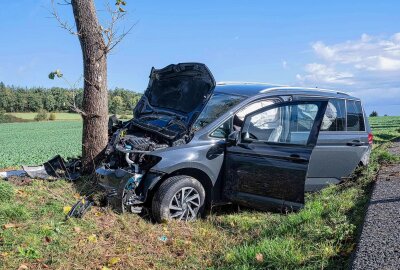 Mehrere schwer verletzte Personen nach Unfall auf sächsischer Staatsstraße: PKW kollidiert mit Baum - Schwerer Unfall mit mehreren Verletzten in Großhennersdorf. Foto: xcitepress