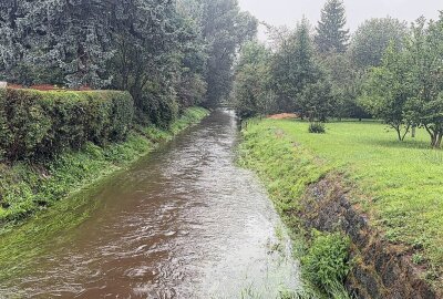 Mehrere überflutete Straßen nach Unwetter in der Lausitz - Der Wasserstand der Spree stieg ebenfalls an. Foto: LausitzNews