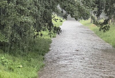 Mehrere überflutete Straßen nach Unwetter in der Lausitz - Der Wasserstand der Spree stieg ebenfalls an. Foto: LausitzNews