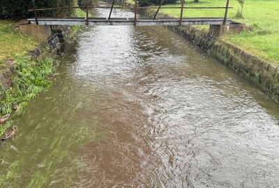 Mehrere überflutete Straßen nach Unwetter in der Lausitz - Der Wasserstand der Spree stieg ebenfalls an. Foto: LausitzNews