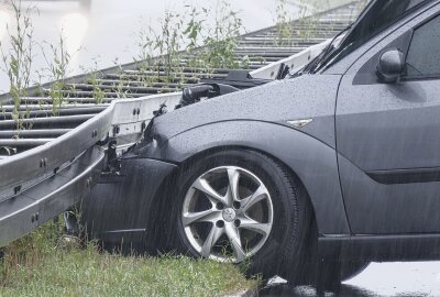 Mehrere Unfälle durch Starkregen auf A72: Zwei Verletzte - Ein PKW kollidierte mit der Leitplanke. Foto: Bernd März