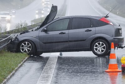 Mehrere Unfälle durch Starkregen auf A72: Zwei Verletzte - Ein PKW kollidierte mit der Leitplanke. Foto: Bernd März