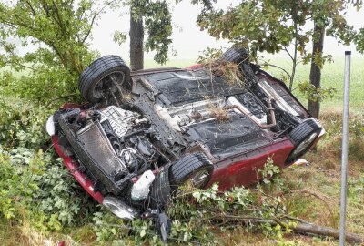 Mehrere Unfälle durch Starkregen auf A72: Zwei Verletzte - Ein Kia kam von der Fahrbahn ab und überschlug sich. Foto: Bernd März