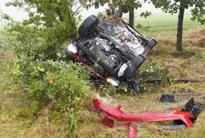 Mehrere Unfälle durch Starkregen auf A72: Zwei Verletzte - Ein Kia kam von der Fahrbahn ab und überschlug sich. Foto: Bernd März