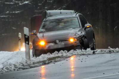 Mehrere Unfälle durch Wintereinbruch: Glatte Straßen im Erzgebirge - Vergangene Nacht ist im Erzgebirge der Winter eingekehrt. Die Folge waren glatte Straßen und Verkehrsunfälle im Berufsverkehr.