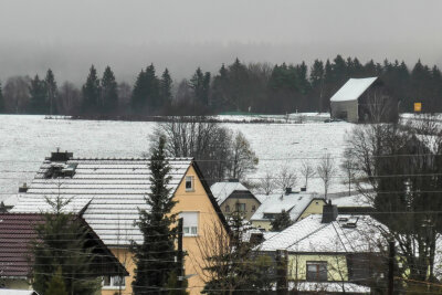 Mehrere Unfälle durch Wintereinbruch: Glatte Straßen im Erzgebirge - So verunfallte auf der S260 zwischen Zwönitz und Geyer ein VW. Auf der Straße zwischen Jahnsbach und dem Abzweig nach Ehrenfriedersdorf rutschte ein VW durch die Straßenglätte in den Graben. 