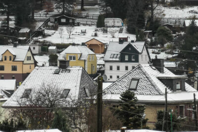 Mehrere Unfälle durch Wintereinbruch: Glatte Straßen im Erzgebirge - So verunfallte auf der S260 zwischen Zwönitz und Geyer ein VW. Auf der Straße zwischen Jahnsbach und dem Abzweig nach Ehrenfriedersdorf rutschte ein VW durch die Straßenglätte in den Graben. 