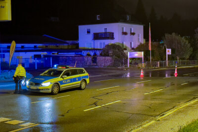 Mehrere Verkehrskontrollen im Altlandkreis Aue-Schwarzenberg: Das war der Grund - Die Polizei kontrollierte unter anderem an zwei Tankstellen in Bad Schlema an der B169 und in Aue an der B101. 