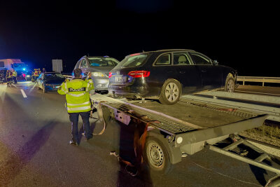 Mehrere Verletzte, hoher Sachschaden und lange Vollsperrung auf A72 - Am Donnerstagabend kam es zu einem Unfall auf der A72 Richtung Chemnitz, kurz vor der Anschlussstelle Reichenbach. Dabei wurden fünf Fahrzeuge beschädigt. Foto: Daniel Unger 