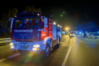 Mehrere Verletzte, hoher Sachschaden und lange Vollsperrung auf A72 - Am Donnerstagabend kam es zu einem Unfall auf der A72 Richtung Chemnitz, kurz vor der Anschlussstelle Reichenbach. Dabei wurden fünf Fahrzeuge beschädigt. Foto: Daniel Unger 