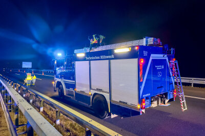 Mehrere Verletzte, hoher Sachschaden und lange Vollsperrung auf A72 - Am Donnerstagabend kam es zu einem Unfall auf der A72 Richtung Chemnitz, kurz vor der Anschlussstelle Reichenbach. Dabei wurden fünf Fahrzeuge beschädigt. Foto: Daniel Unger 