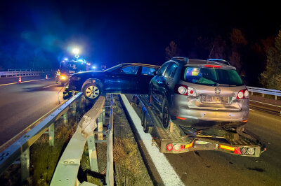 Mehrere Verletzte, hoher Sachschaden und lange Vollsperrung auf A72 - Am Donnerstagabend kam es zu einem Unfall auf der A72 Richtung Chemnitz, kurz vor der Anschlussstelle Reichenbach. Dabei wurden fünf Fahrzeuge beschädigt. Foto: Daniel Unger 