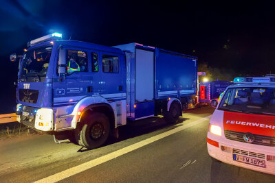 Mehrere Verletzte, hoher Sachschaden und lange Vollsperrung auf A72 - Am Donnerstagabend kam es zu einem Unfall auf der A72 Richtung Chemnitz, kurz vor der Anschlussstelle Reichenbach. Dabei wurden fünf Fahrzeuge beschädigt. Foto: Daniel Unger 