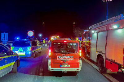 Mehrere Verletzte, hoher Sachschaden und lange Vollsperrung auf A72 - Am Donnerstagabend kam es zu einem Unfall auf der A72 Richtung Chemnitz, kurz vor der Anschlussstelle Reichenbach. Dabei wurden fünf Fahrzeuge beschädigt. Foto: Daniel Unger 