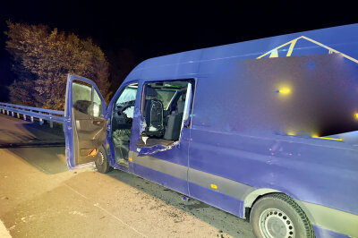 Mehrere Verletzte, hoher Sachschaden und lange Vollsperrung auf A72 - Am Donnerstagabend kam es zu einem Unfall auf der A72 Richtung Chemnitz, kurz vor der Anschlussstelle Reichenbach. Dabei wurden fünf Fahrzeuge beschädigt. Foto: Daniel Unger 