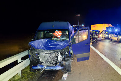 Mehrere Verletzte, hoher Sachschaden und lange Vollsperrung auf A72 - Am Donnerstagabend kam es zu einem Unfall auf der A72 Richtung Chemnitz, kurz vor der Anschlussstelle Reichenbach. Dabei wurden fünf Fahrzeuge beschädigt. Foto: Daniel Unger 