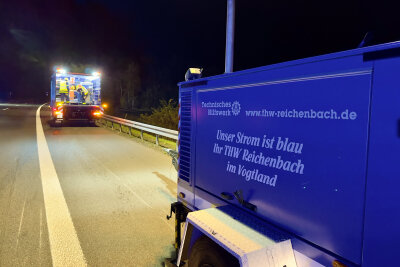 Mehrere Verletzte, hoher Sachschaden und lange Vollsperrung auf A72 - Am Donnerstagabend kam es zu einem Unfall auf der A72 Richtung Chemnitz, kurz vor der Anschlussstelle Reichenbach. Dabei wurden fünf Fahrzeuge beschädigt. Foto: Daniel Unger 