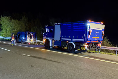 Mehrere Verletzte, hoher Sachschaden und lange Vollsperrung auf A72 - Am Donnerstagabend kam es zu einem Unfall auf der A72 Richtung Chemnitz, kurz vor der Anschlussstelle Reichenbach. Dabei wurden fünf Fahrzeuge beschädigt. Foto: Daniel Unger 