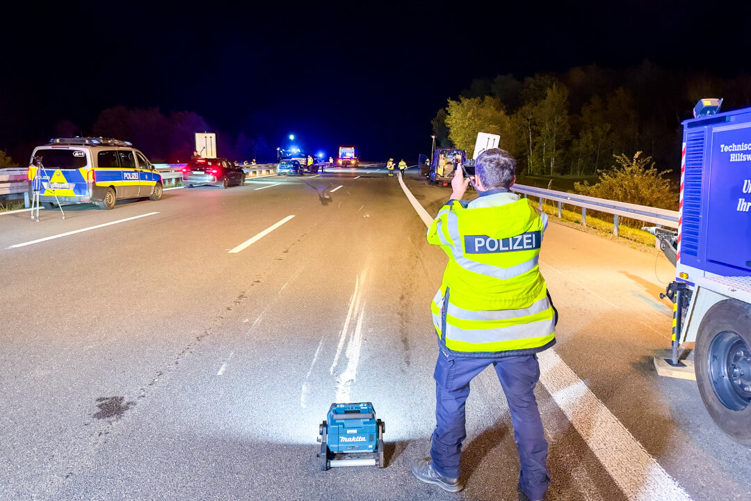 Mehrere Verletzte, hoher Sachschaden und lange Vollsperrung auf A72 - Am Donnerstagabend kam es zu einem Unfall auf der A72 Richtung Chemnitz, kurz vor der Anschlussstelle Reichenbach. Dabei wurden fünf Fahrzeuge beschädigt. Foto: Daniel Unger 