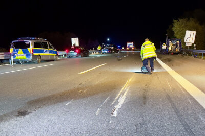 Mehrere Verletzte, hoher Sachschaden und lange Vollsperrung auf A72 - Am Donnerstagabend kam es zu einem Unfall auf der A72 Richtung Chemnitz, kurz vor der Anschlussstelle Reichenbach. Dabei wurden fünf Fahrzeuge beschädigt. Foto: Daniel Unger 