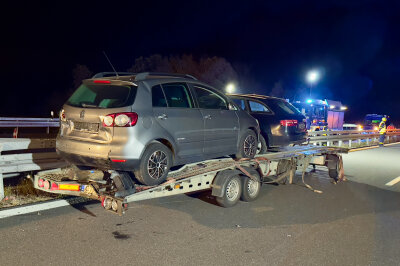 Mehrere Verletzte, hoher Sachschaden und lange Vollsperrung auf A72 - Am Donnerstagabend kam es zu einem Unfall auf der A72 Richtung Chemnitz, kurz vor der Anschlussstelle Reichenbach. Dabei wurden fünf Fahrzeuge beschädigt. Foto: Daniel Unger 