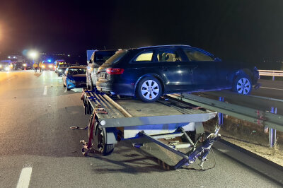 Mehrere Verletzte, hoher Sachschaden und lange Vollsperrung auf A72 - Am Donnerstagabend kam es zu einem Unfall auf der A72 Richtung Chemnitz, kurz vor der Anschlussstelle Reichenbach. Dabei wurden fünf Fahrzeuge beschädigt. Foto: Daniel Unger 