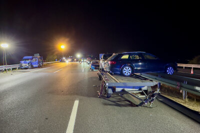 Mehrere Verletzte, hoher Sachschaden und lange Vollsperrung auf A72 - Am Donnerstagabend kam es zu einem Unfall auf der A72 Richtung Chemnitz, kurz vor der Anschlussstelle Reichenbach. Dabei wurden fünf Fahrzeuge beschädigt. Foto: Daniel Unger 