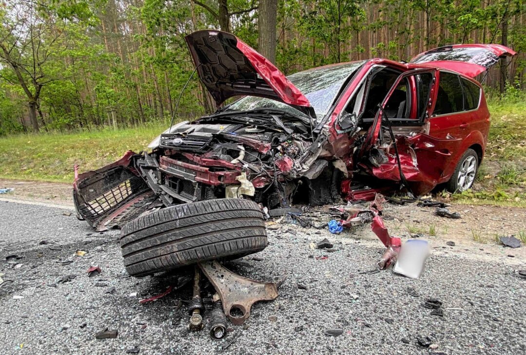 Mehrere Verletzte nach Frontalcrash auf sächsischer Staatsstraße - Am Donnerstagnachmittag kam es gegen 14.20 Uhr zu einem schweren Verkehrsunfall auf der S95 zwischen Wittichenau und Dubring. Foto: xcitepress/brl