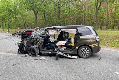 Mehrere Verletzte nach Frontalcrash auf sächsischer Staatsstraße - Am Donnerstagnachmittag kam es gegen 14.20 Uhr zu einem schweren Verkehrsunfall auf der S95 zwischen Wittichenau und Dubring.Foto: xcitepress/brl