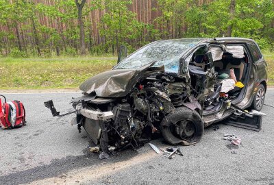 Mehrere Verletzte nach Frontalcrash auf sächsischer Staatsstraße - Am Donnerstagnachmittag kam es gegen 14:20 Uhr zu einem schweren Verkehrsunfall auf der S95 zwischen Wittichenau und Dubring. Foto: xcitepress/brl