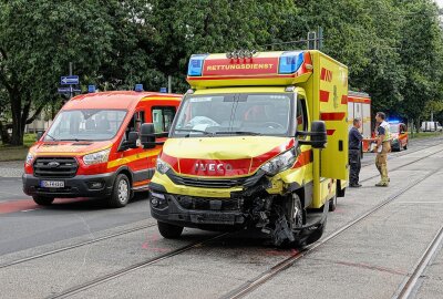 Mehrere Verletzte nach Kreuzungscrash mit Rettungswagen - In Dresden kam es am Samstag zu einer Kollision mit einem Rettungswagen. Foto: Roland Halkasch