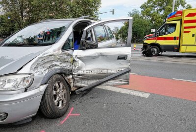 Mehrere Verletzte nach Kreuzungscrash mit Rettungswagen - Zwei Personen wurden bei dem Unfall verletzt. Foto: Roland Halkasch