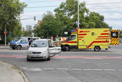 Mehrere Verletzte nach Kreuzungscrash mit Rettungswagen - Zwei Personen wurden verletzt. Foto: Roland Halkasch