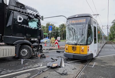 Mehrere Verletzte: Unfall zwischen LKW und Straßenbahn - Am Donnerstag kam es gegen 13.15 Uhr auf der Königsbrücker Straße/Ecke Magazinstraße zu einem Verkehrsunfall. Foto: Roland Halkasch