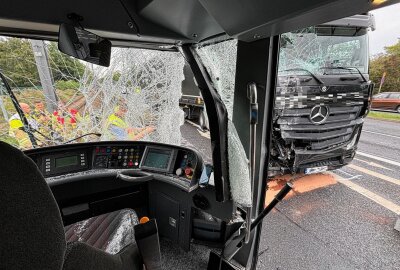 Mehrere Verletzte: Unfall zwischen LKW und Straßenbahn - Am Donnerstag kam es gegen 13.15 Uhr auf der Königsbrücker Straße/Ecke Magazinstraße zu einem Verkehrsunfall. Foto: Roland Halkasch