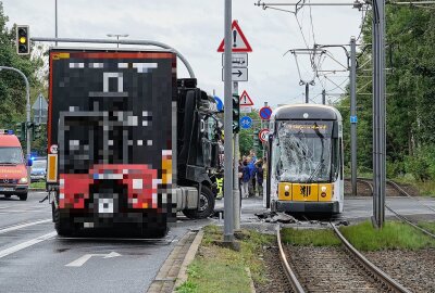 Mehrere Verletzte: Unfall zwischen LKW und Straßenbahn - Am Donnerstag kam es gegen 13.15 Uhr auf der Königsbrücker Straße/Ecke Magazinstraße zu einem Verkehrsunfall. Foto: Roland Halkasch