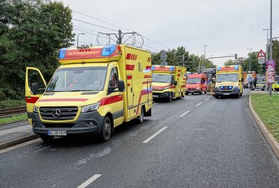 Mehrere Verletzte: Unfall zwischen LKW und Straßenbahn - Am Donnerstag kam es gegen 13.15 Uhr auf der Königsbrücker Straße/Ecke Magazinstraße zu einem Verkehrsunfall. Foto: Roland Halkasch