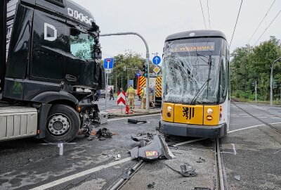 Mehrere Verletzte: Unfall zwischen LKW und Straßenbahn - Am Donnerstag kam es gegen 13.15 Uhr auf der Königsbrücker Straße/Ecke Magazinstraße zu einem Verkehrsunfall. Foto: Roland Halkasch