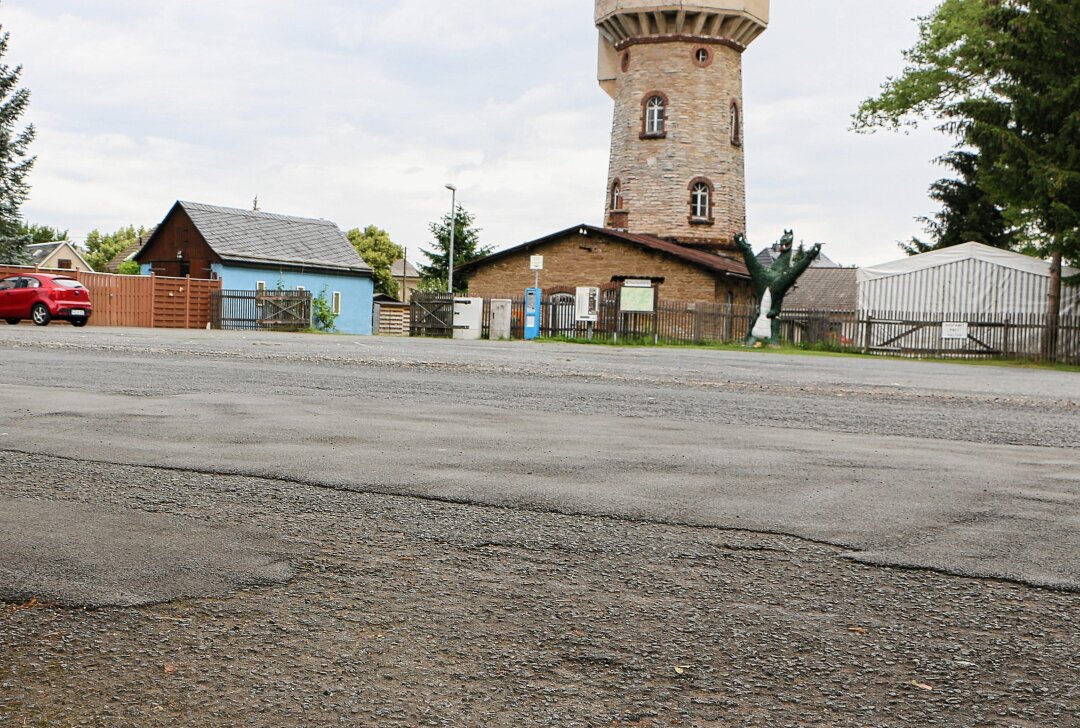 Mehrere Zufahrten dringend sanierungsbedürftig: Kleiner Ort im Vogtland plant Straßenbau - Die Paul-Seifert-Straße in Syrau. Foto: Simone Zeh