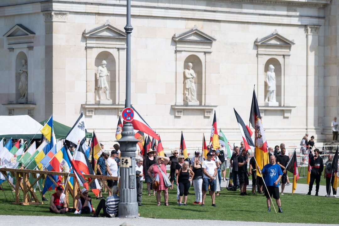 Mehrheit der Deutschen hält "Reichsbürger" für gefährlich - Sogenannte Reichsbürger demonstrieren auf dem Königsplatz in München. Titel der Veranstaltung ist: "Das große Treffen der Bundesstaaten, Heimath und Weltfrieden". (Archivfoto)