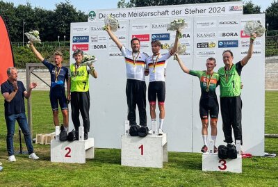 Meisterschaftsmedaillen für Chemnitzer Sportler - Foto Titelverteidiger Robert Retschke vom Chemnitzer PSV (mit Holger Ehnert/l.) wurde bei der Deutsche Steher-Meisterschaft 2024 Zweiter. Robin Rautzenberg (mit Sven Lohse/r.) vom RSV Chemnitz holte Bronze. Foto: RSV Chemnitz/Antonia Voigt