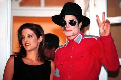 Memoiren von Lisa Marie Presley: Michael Jackson soll mit 35 noch Jungfrau gewesen sein - In ihren posthum erschienen Memoiren schreibt Lisa Marie Presley ausführlich über ihre Ehe zu Michael Jackson.