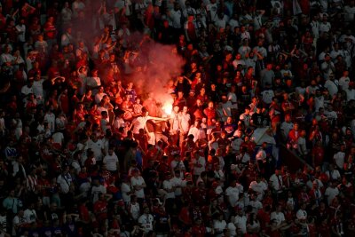 "Menge außer Kontrolle" - Freiheitsstrafe nach EM-Randale - Am Rande des Spiels Dänemark gegen Serbien (Foto aus dem Stadion) kam es auf dem Münchner Marienplatz zu Ausschreitungen.