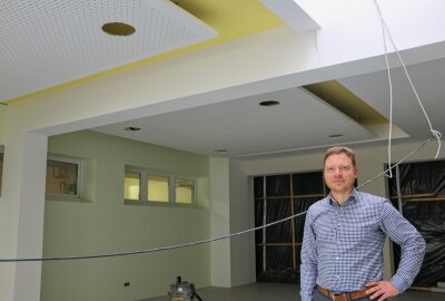 Mensa-Bau in Pausa liegt in letzten Zügen - Das Innere des Anbaues zeigt Bürgermeister Michael Pohl. Foto: Simone Zeh