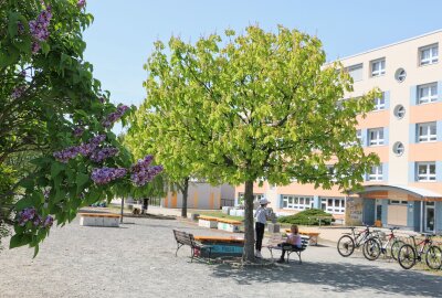 Mensa-Bau in Pausa liegt in letzten Zügen - Der Schulhof wird nächstes Jahr neu gestaltet. Foto: Simone Zeh