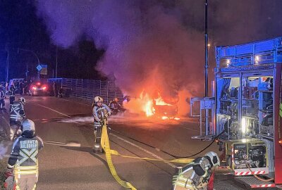 Mercedes fängt Feuer während der Fahrt: C-Klasse völlig ausgebrannt -  Am Freitagabend kam es gegen 22.15 Uhr auf der Wurgwitzer Landstraße in Kesseldorf zu einem PKW-Brand. Foto: Roland Halkasch